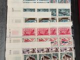 un gros plan d'un classeur orné de timbres, posé sur une table