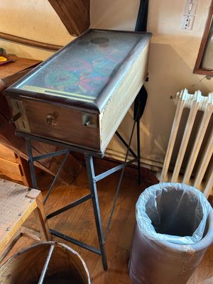 une valise posée sur une table, à côté d'une poubelle