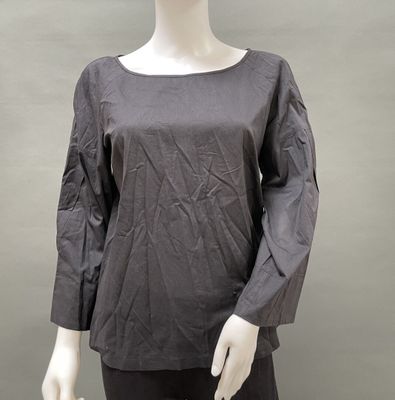 an image of a mannequin mannequin wearing a gray top