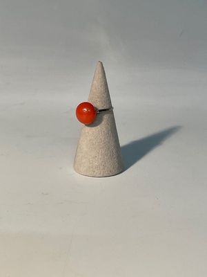 Bague en argent serti d'un cabochon de corail rouge.