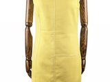 le dos d'une robe jaune sur un mannequin, un mannequin, un mannequin, un mannequin, un mannequin, un mannequin, un mannequin, un mannequin