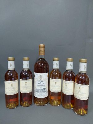 six bouteilles de vin sont alignées sur une surface grise
