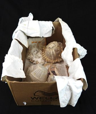 une boîte en carton contenant tout un tas de pelotes de laine