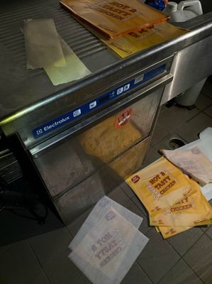 Plusieurs sacs de nourriture sont posés sur un tapis roulant dans une cuisine