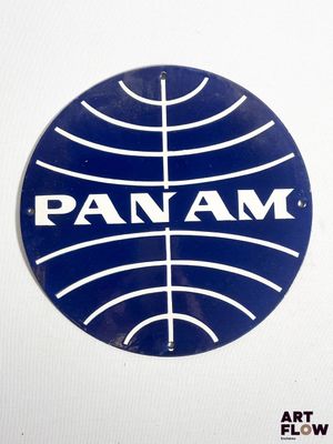 une image représentant le logo de Pan Am sur un mur blanc