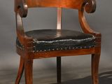 une image représentant une chaise en bois avec une assise en cuir noir