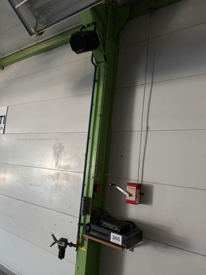 une porte de garage avec une pancarte accrochée sur le côté