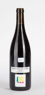 une bouteille de vin posée sur une table