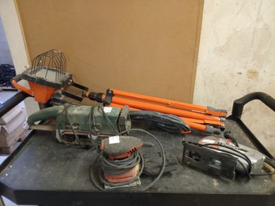 une image représentant une table sur laquelle sont posés plusieurs outils