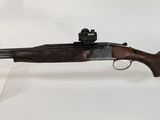 le fusil est exposé sur la table, dans un présentoir en verre