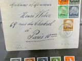 une feuille de papier sur laquelle sont collés des timbres, posée sur une table