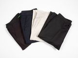 cinq paires de pantalons pour homme sur fond blanc