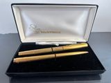an image of a pen and a pen holder in a box