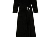 La robe est noire et comporte une ceinture à la taille.
