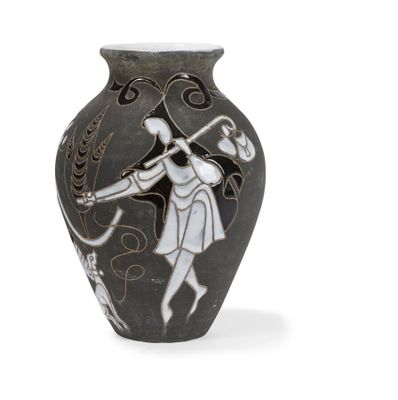 un vase noir orné de l'image d'une femme tenant une épée