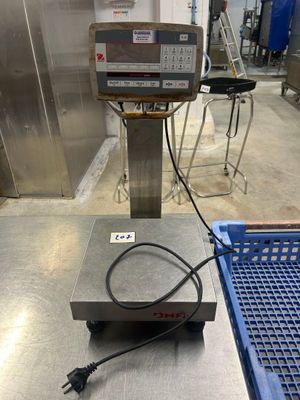 une image représentant une balance posée sur une table en métal