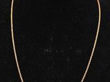 un collier à chaîne en or sur un mannequin mannequin mannequin mannequin mannequin mannequin mannequin mannequin mannequin mannequin
