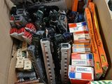 une boîte en carton remplie de jouets divers et d'autres objets