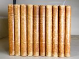 six vieux livres empilés les uns sur les autres sur une étagère