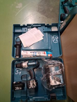 une mallette bleue contenant des outils, posée sur une table
