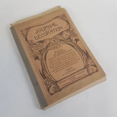 un livre posé sur une table
