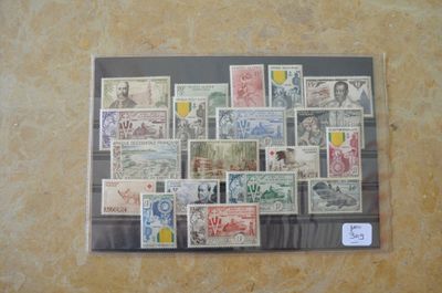 une photo d'une collection de timbres sur un mur