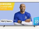 Le téléviseur Samsung Crystal UHD est exposé aux côtés d'un homme en chemise bleue