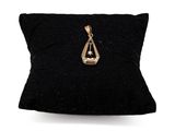 un oreiller noir orné d'un pendentif doré