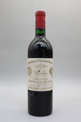 une bouteille de vin rouge avec une étiquette, posée sur une surface blanche