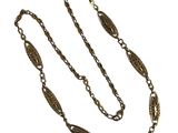 un gros plan d'un collier avec une chaîne sur fond blanc