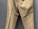un gros plan sur un pantalon suspendu à une corde à linge
