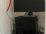 un bureau d'ordinateur sur lequel se trouvent un écran, un clavier et une souris