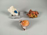 trois types de roches différents et une pierre posée sur une table