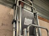une échelle fixée au mur