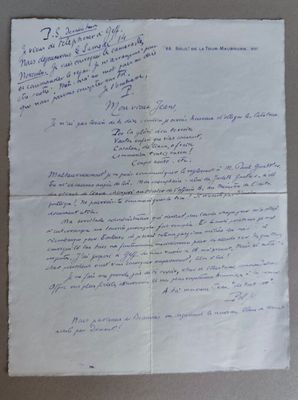 une feuille de papier avec une écriture dessus, posée sur une table