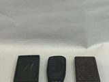 trois modèles différents de téléphones portables posés sur une surface blanche