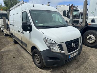 une camionnette blanche garée sur un terrain