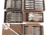 six boîtes contenant des couverts, dont des cuillères
