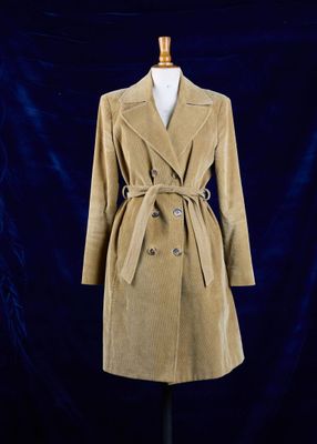 une image d'un manteau sur un support de mannequin