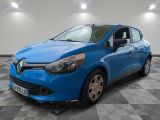 une voiture bleue est garée dans une pièce au sol à carreaux