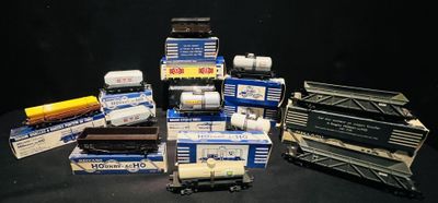 de nombreux types de trains miniatures posés sur une table