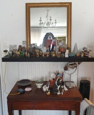 une petite table sur laquelle se trouve un miroir