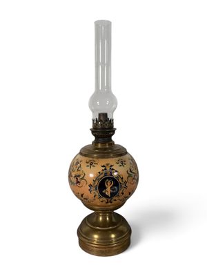 l'image d'une lampe posée sur une table