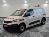 la photo d'une camionnette blanche garée dans une pièce
