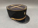 un chapeau noir orné d'un ruban doré sur le dessus