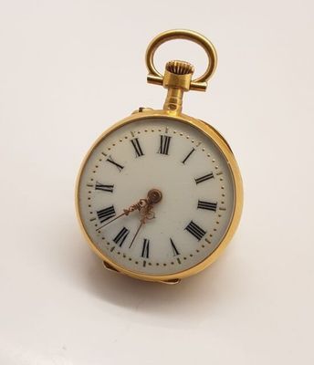 une vieille montre de poche en or avec des chiffres romains sur le cadran