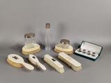 un grand nombre d'objets posés sur une table