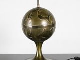 une lampe posée sur une table