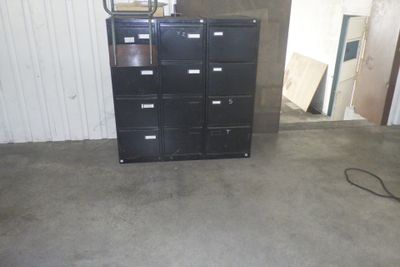 une photo d'un classeur dans un garage