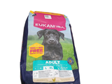 le chien est assis sur le sac de croquettes